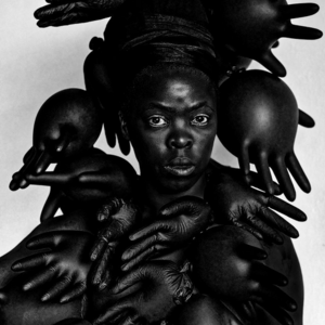 Zanele Muholi -Phila I, Parktown - de la série d’autoportraits Somnyama Ngonyama (Salut à toi, l