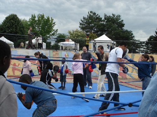 les membres de la section boxe française des Ulis enseignent les techniques de base aux enfants