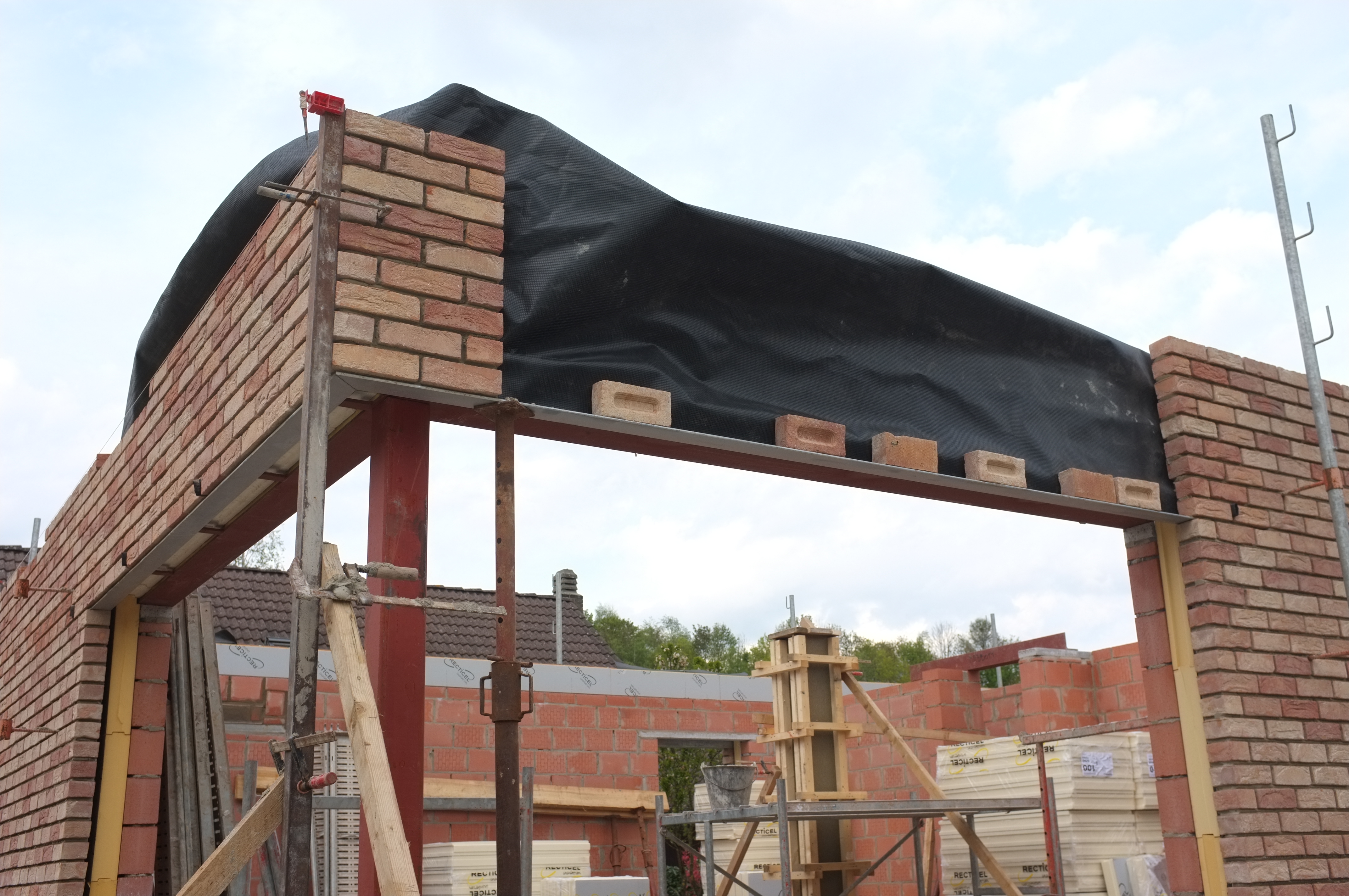 Batiloir - Élévation d'une maison en brique avec linteau