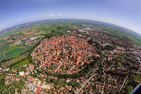 Un village comme dans un nid ... 