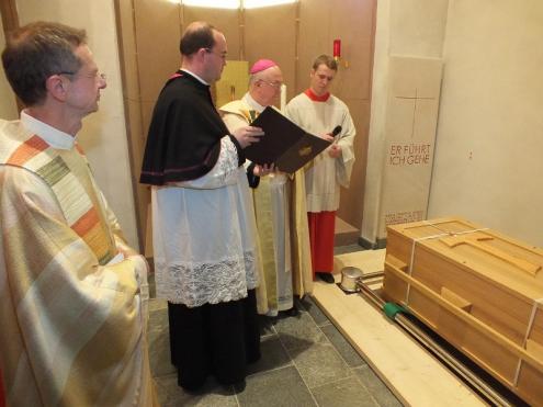 Segnung Sarg Maria Theresia Bonzel.jpg