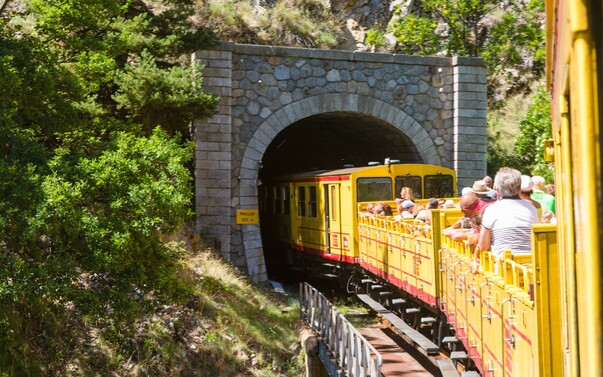 Train jaune - belle excursion - Francecomfort Parcs de vacances