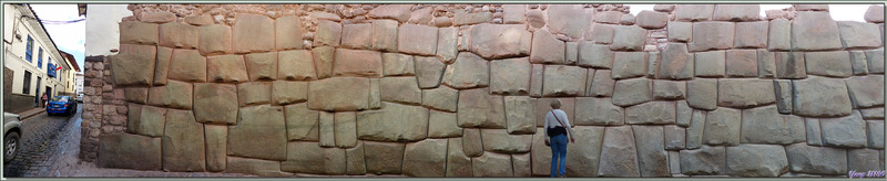 Panorama sur une autre ruelle avec d'énormes pierres taillées aux formes multiples - Cuzco - Pérou