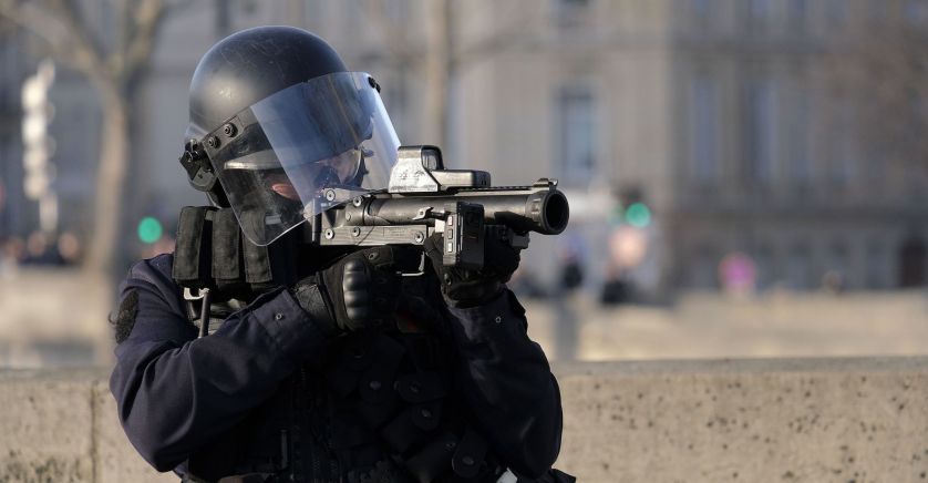 Un policier visant des manifestants avec un LBD40 lors d\'une manifestation le 16 février à Paris.