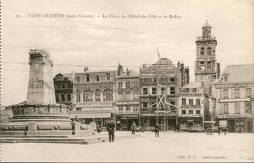 St Quentin après guerre - La place de l´Hotel de Ville et le Beffroi
