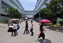 Des ouvriers, sur le site de FoxConn à Shenzhen, le 26 mai 2010