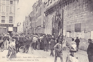 LA ROCHELLE - AOUT 1914 - LE PUBLIC LISANT LES DEPECHES AFFICHEES A L'HOTEL DE VILLE