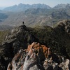 Un randonneur approche du sommet du pic de Peyrelue