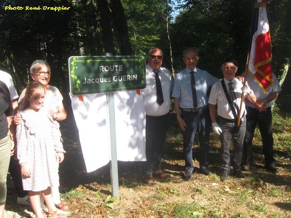 Deux chemins ont été créés dans la forêt de Villiers le Duc en l'honneur de deux personnalités du village