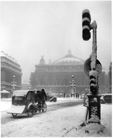 PARIS, sous l'occupation....( Robert Doisneau )