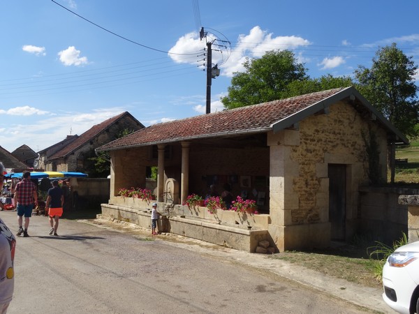 Un agréable vide-greniers à Romprey, hameau de Bure les Templiers