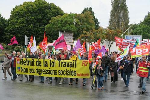 Près de 1 500 personnes, 2 000 selon la CGT, ont manifesté dans le centre-ville de Brest jeudi matin.