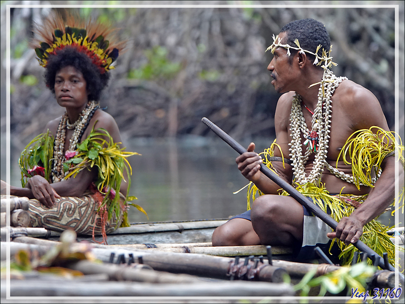 C'est parti pour une agréable balade (pour nous deux, pas pour les piroguiers !) d'une demi-heure en pirogue dans la mangrove - Tufi - Maclaren Harbour - Province d'Oro - Papouasie Nouvelle-Guinée