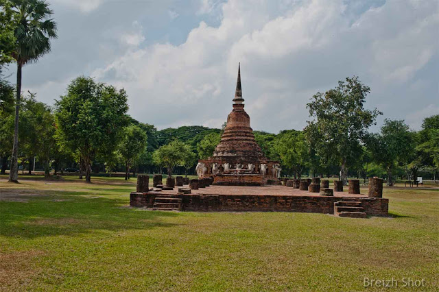 Wat Sorasak - chedi, éléphants, les ruines du hall d'ordination