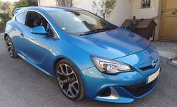 Une Opel Astra bleue