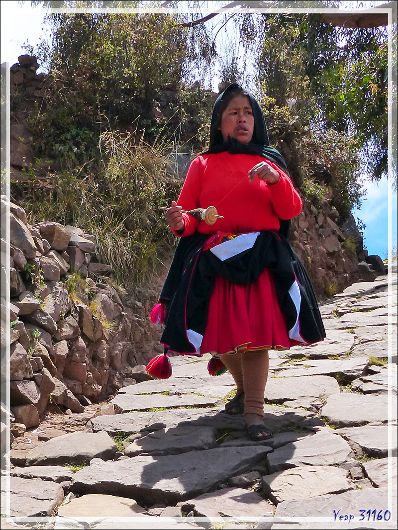La bergère fileuse et son beau costume traditionnel - Île Taquile - Lac Titicaca - Pérou