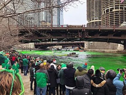 À Chicago, le jour de la fête de la Saint-Patrick, la rivière Chicago est teinte en vert depuis 1962[1].