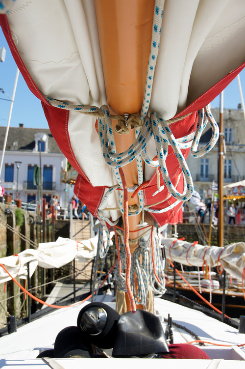Le JOSHUA est un voilier de type norvégien, de 12 m de long et 3,68 m de large. Il est classé Monument historique et appartient au Musée maritime de la Rochelle.
