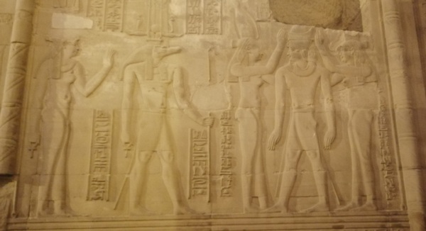Pharaon couronné devant Sobek