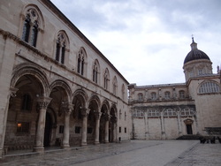 Le Palais des Recteur et la Cathédrale de l'Assomption de la Vierge Marie - Pred Dvorom