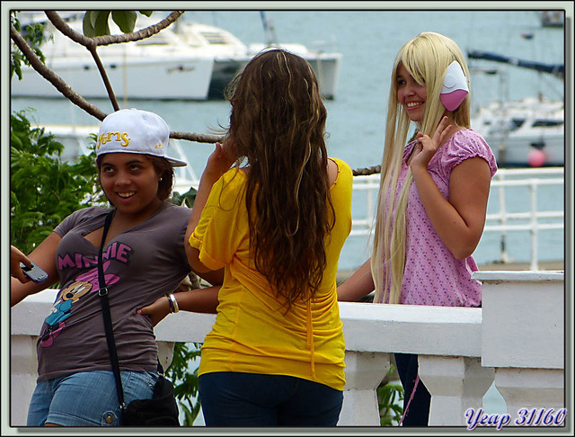 Blog de images-du-pays-des-ours : Images du Pays des Ours (et d'ailleurs ...), Pendant notre attente du taxi, un groupe prend place sur l'allée qui borde le Canal - Panama City