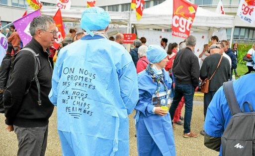 Les syndicats demandent une revalorisation salariale de 300 € pour tous les soignants, entre autres.