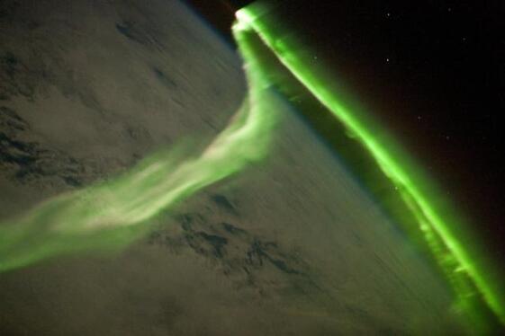 Une aurore australe, au-dessus de l'océan Indien, saisie par les astronautes de la Station spatiale internationale.
