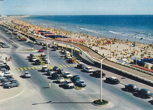 02 - A la mer, les voitures dans les cartes postales; années 1930 à 1970