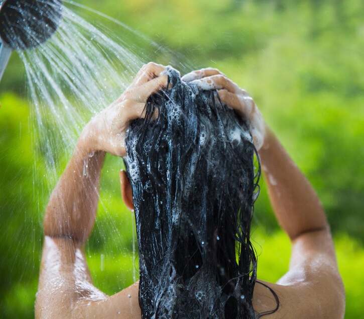 Les shampoings clarifiants servent à nettoyer vos cheveux et neutraliser les accumulations.
