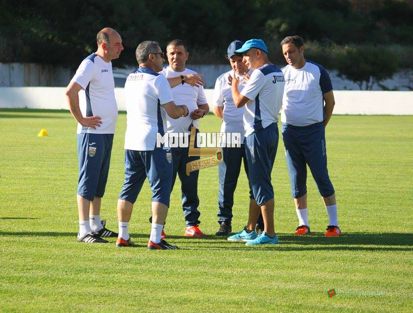 Le staff technique Menad , Bouhila, Ait Mouhoub, Alane, Sayah et le manager Bouiche