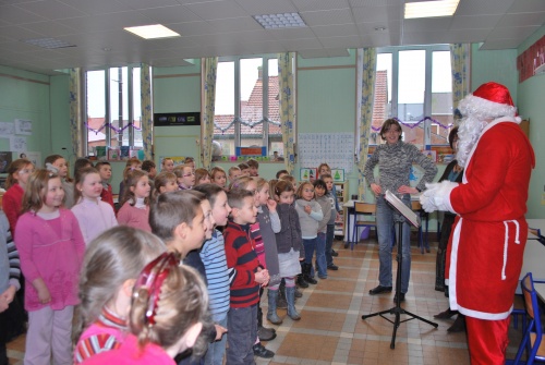 Visite du Père Noël durant  de la chorale des CP et CE1