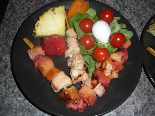 brochette poulet fraise.. abricot.. ananas.. + salade vert tomate et mozzarella