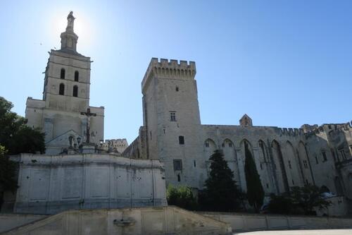 La Basilique N-D des Doms et le Palais des Papes à Avignon