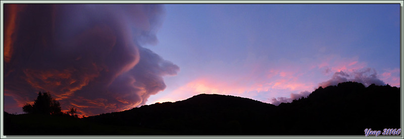 Ce matin 25/10/2013, 8h 06, il y a du vent d'autan, 22° à 600 m d'altitude, le lever de soleil se confirme superbe - Lartigau - Milhas - 31