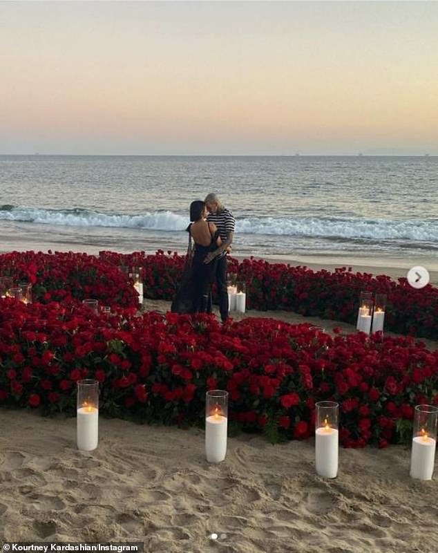 Toutes les petites choses: le batteur de Blink 182 s'est mis à genoux et a proposé à Kourtney sur la plage surplombant le coucher de soleil à Montecito dimanche soir avec sa célèbre famille regardant depuis l'hôtel Miramar