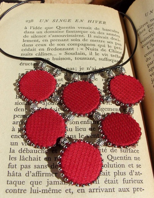 Collier cousu main en tissus et chaînes à billes 