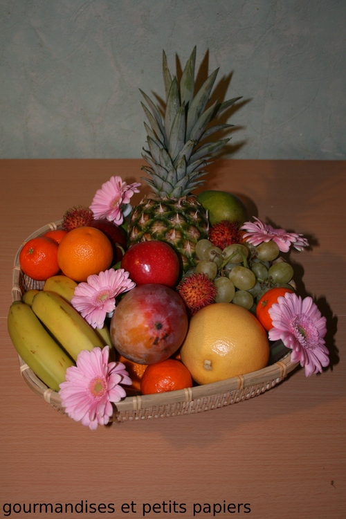 CORBEILLE DE FLEURS ET FRUITS