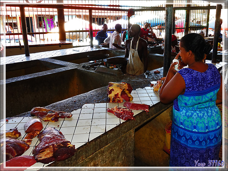Marché de Hellville : le coin de la viande - Nosy Be - Madagascar