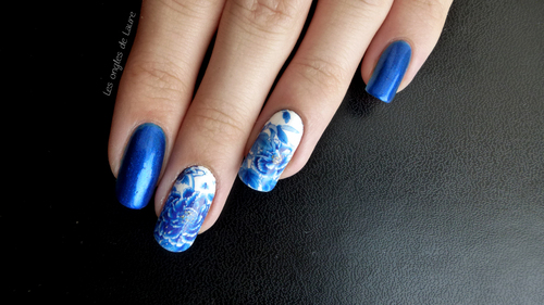 Nail art fleur bleue en waterdecal