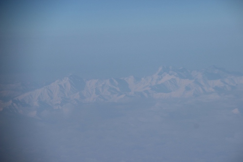 En avion, au-dessus de l'Afghanistan, l'Iran, la Roumanie...