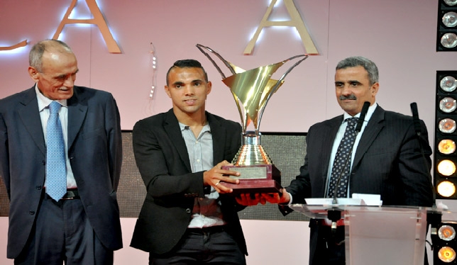 Hachoud reçoit l\'oscar du meilleur joueur de la saison