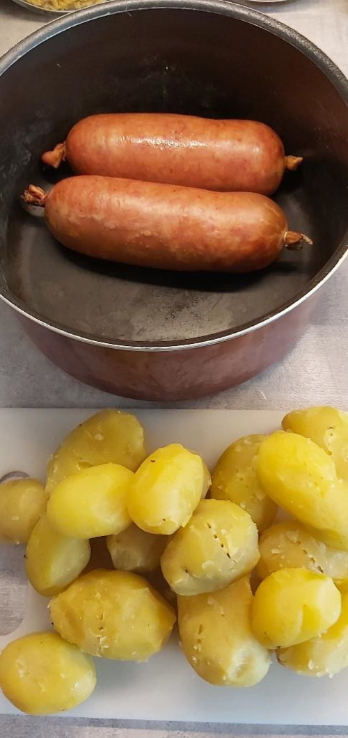 Une Poêlée de Pommes de terre, Poireaux et Saucisses fumées