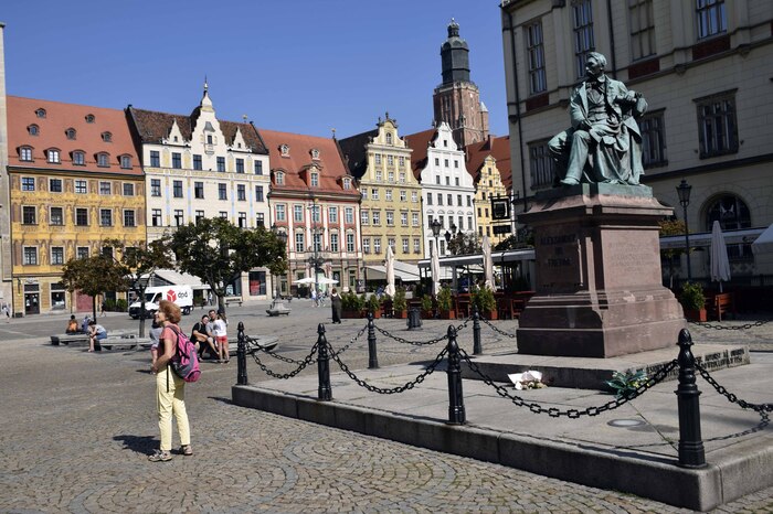 J7 - PL - Wrocław - Rynek - Statue de Alex Fredro