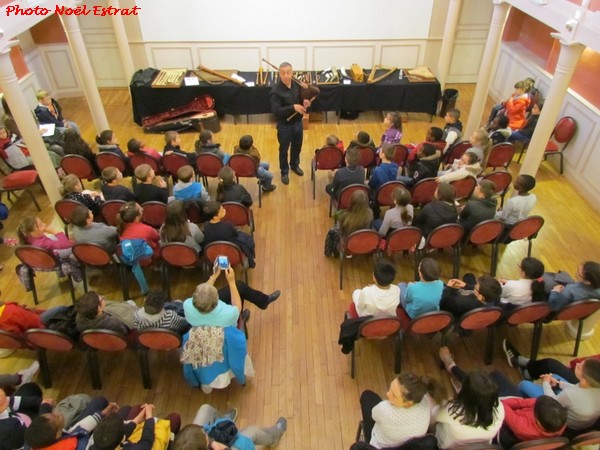 A l'initiative de l'association "Châtillon-Scènes, François Tainturier, Directeur du Laostic, est venu présenter des instruments anciens aux élèves des écoles Louis Cailletet et Francis Ca