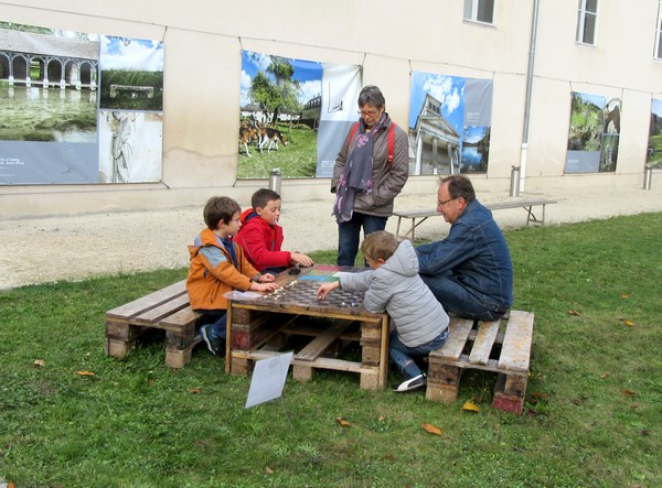 Un marché gourmand et des jeux dans la cour d'honneur du Musée du Pays Châtillonnais-Trésor de Vix