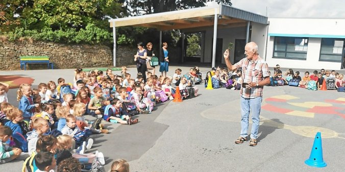 Vendredi matin tous les élèves de l’école Sainte-Marie se sont regroupés dans la cour pour la bénédiction des cartables par le prêtre Bernard Le Luel.