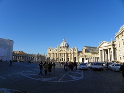 La Basilique Saint -Pierre et sa célèbre place à colonnades