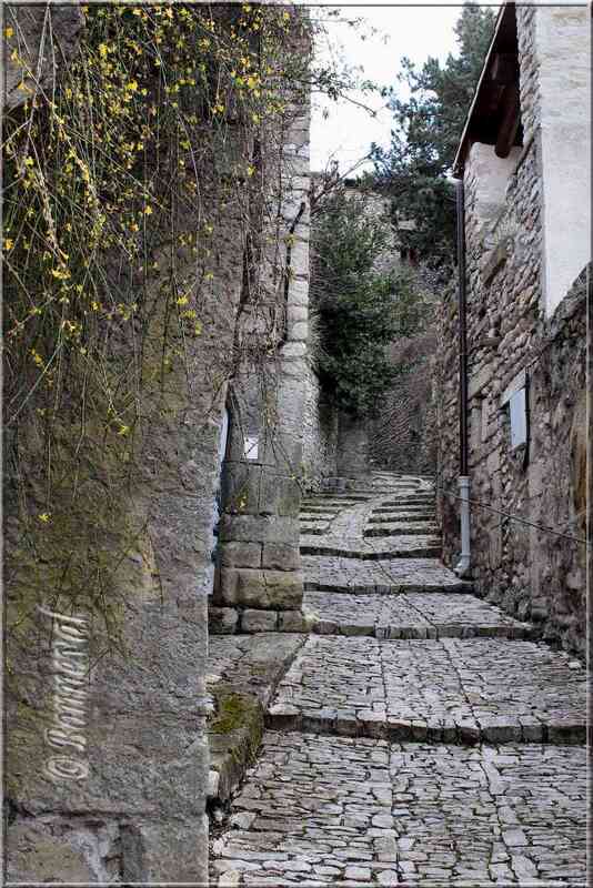 Vaison-la-Romaine Vaucluse la Montée Saine Constance