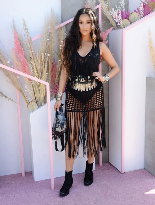 Coachella : Shay Mitchell ose la robe transparente