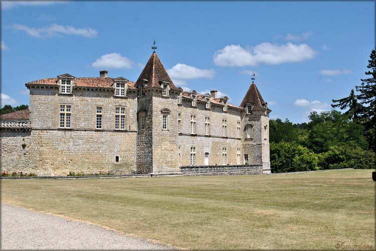 Photos de la façade du Château Royal de Cazeneuve